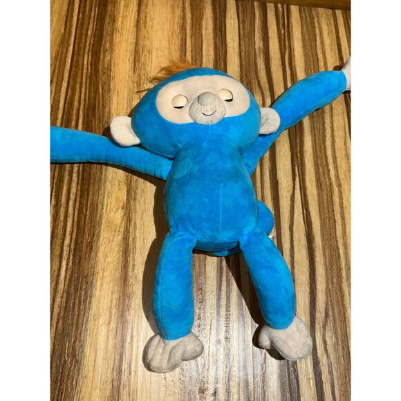 WowWee Fingerlings Hugs Boris The Blue Monkey Plush Soft Toy - Picture 4 of 6